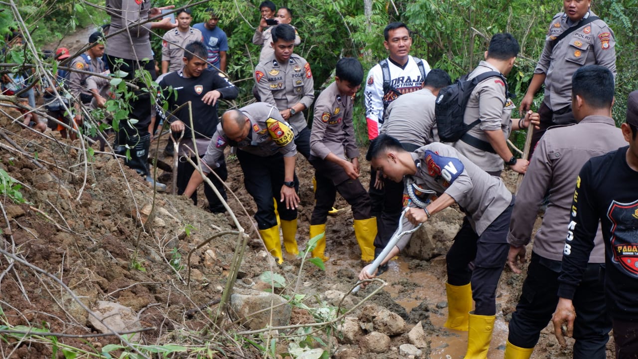 Kerja Bhakti Polri Tni Dan Pemda Dalam Penanganan Bencana Alam Tanah