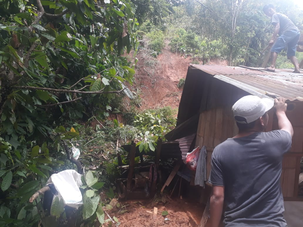 Bencana Alam Tanah Longsor Di Kampung Poton Lembang Madandan Kecamatan ...