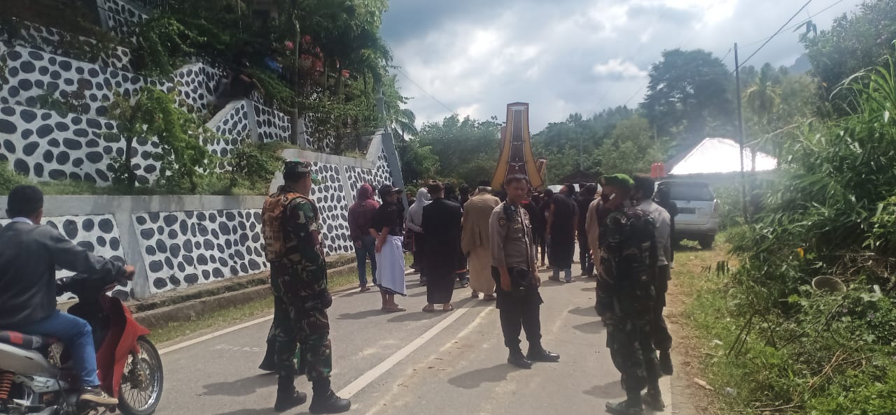 Personil Polsek Mengkendek Pengamanan Rangkaian Adat Rambu Solo Polres Tana Toraja