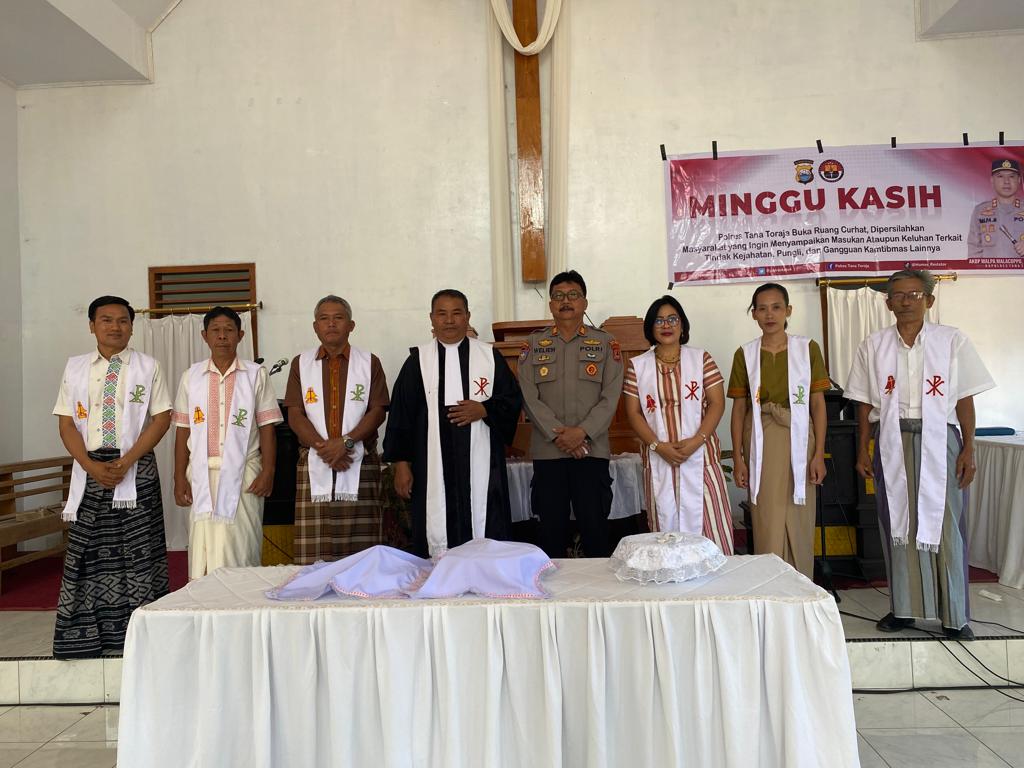 Kasat Binmas Mewakili Kapolres Tana Toraja Melakukan Kegiatan Minggu Kasih Di Gereja Toraja 7823